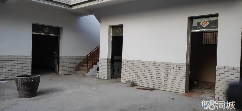 一楼超大带院装修好的,城中心地段,出路方便价格不贵吆